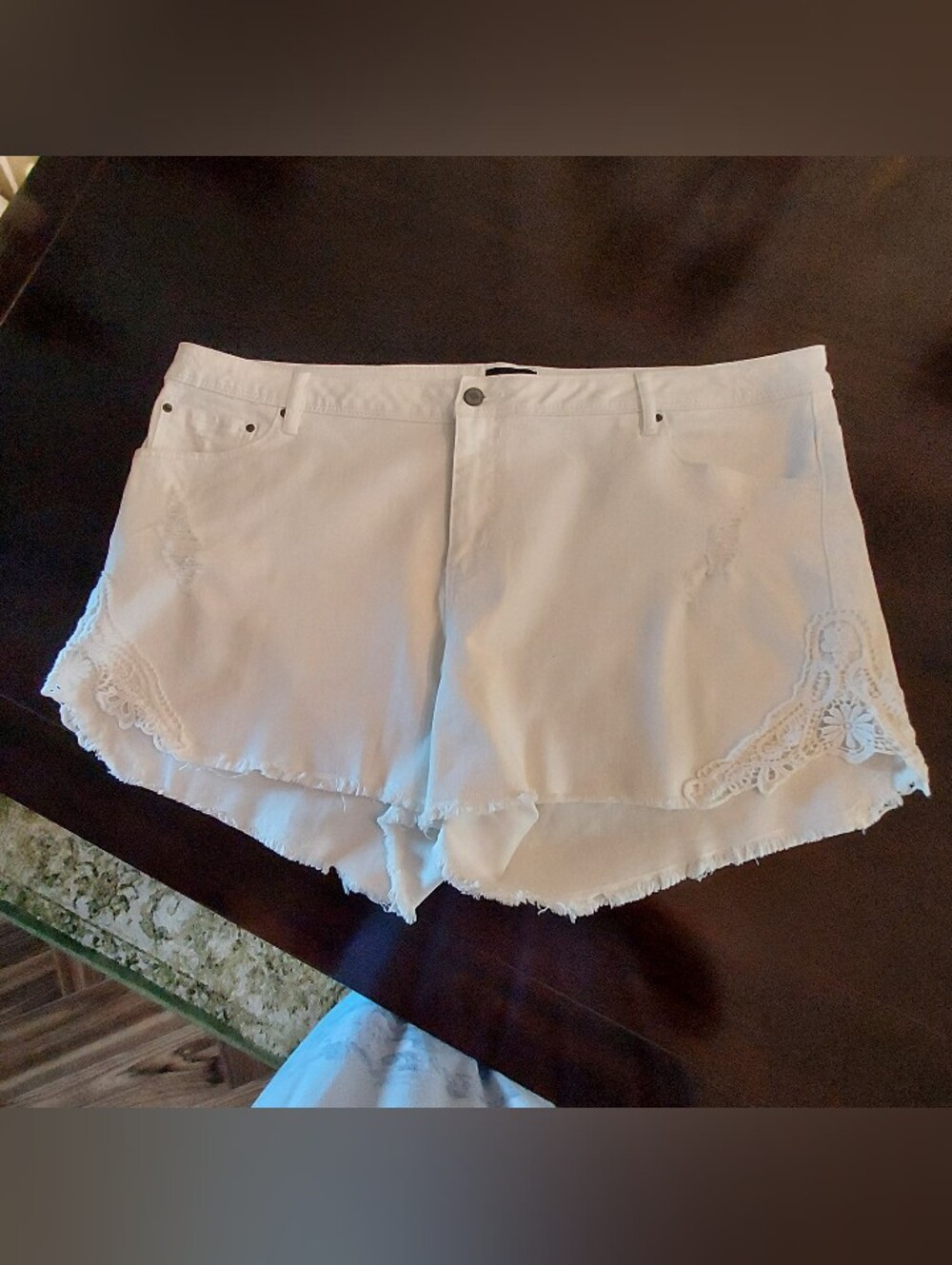 Ladies Plus Size White Jeans - Classic Slim Fit Shorts w Macrame Trim.Sz. 24 New